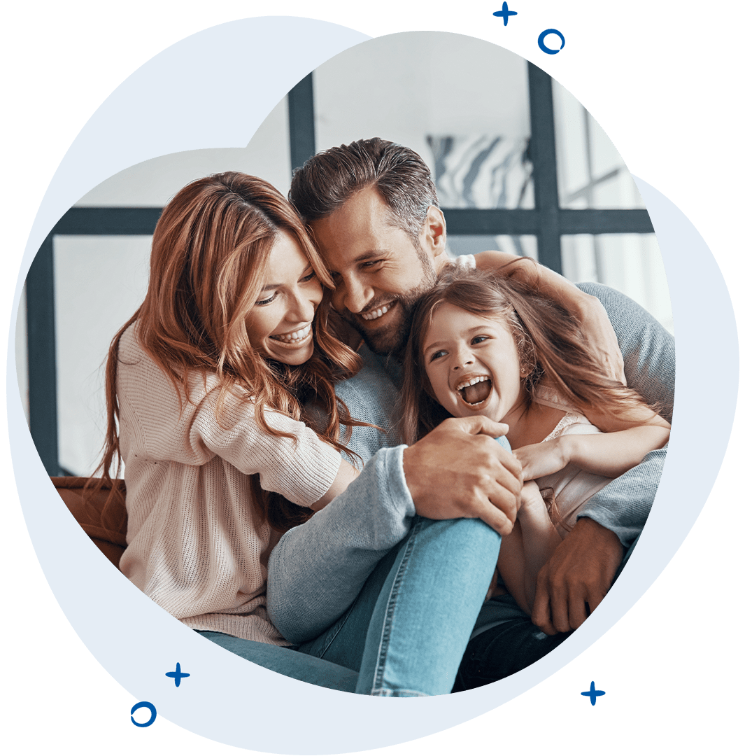 BVHK-glueckliche-Familie-auf-Sofa_Maske-c-gstockstudio BVHK-glueckliche-Familie-auf-Sofa_Maske-c-gstockstudio